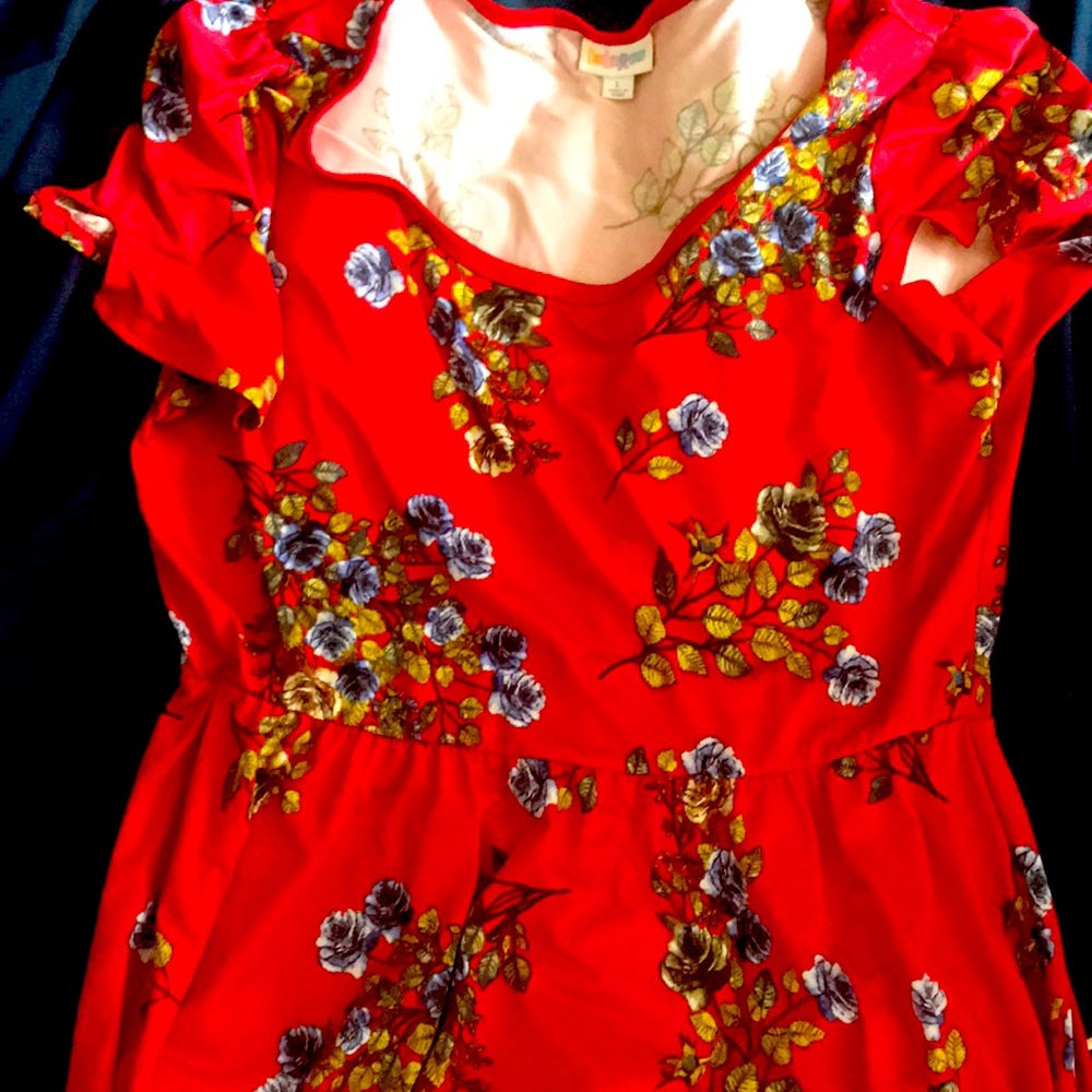 Stretchy red dress with slit sleeves.